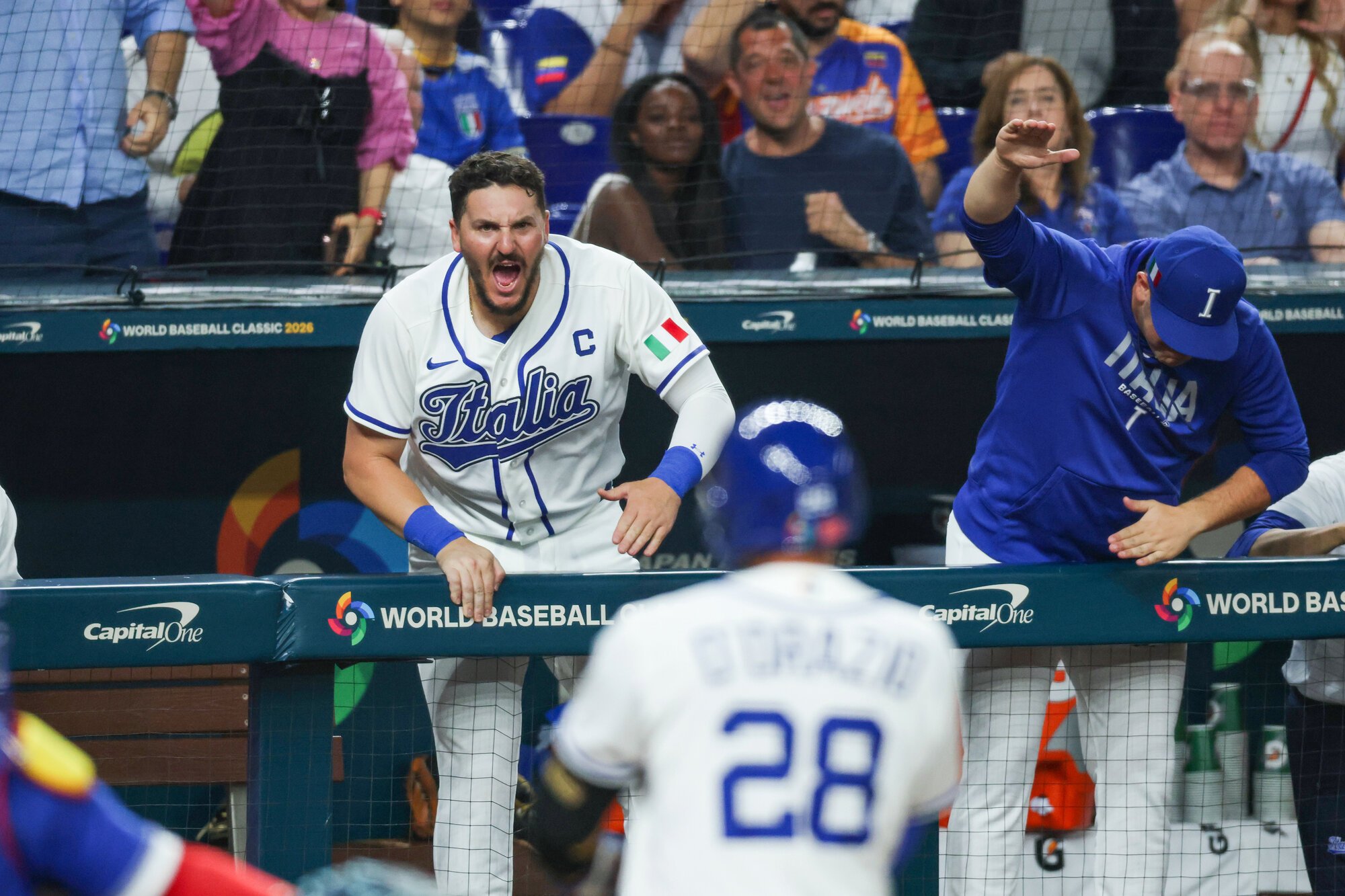 二回裏イタリア1死満塁、ドラツィオが押し出し四球を選んで先制し、喜ぶパスカンティーノ(左)ら=金居達朗撮影