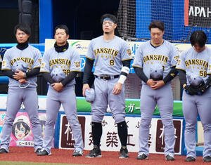 ロッテ対阪神　試合前、君が代斉唱に臨む佐藤(中央)ら阪神の選手たち(撮影･江口和貴)