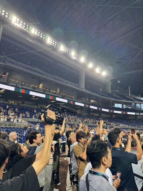 侍ジャパン大谷の打撃練習を撮影する報道陣