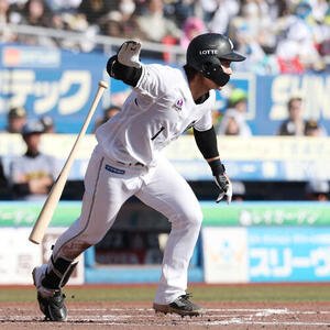 ロッテ対阪神　8回裏ロッテ無死一、二塁、中前適時打を放つ藤原(撮影･宮地輝)