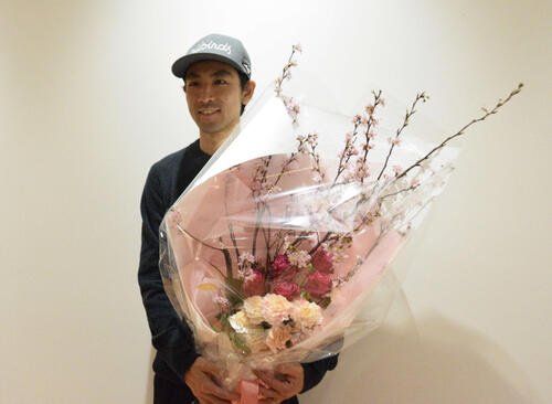 帰国後、花束を受け取った渡部(撮影･泉光太郎)