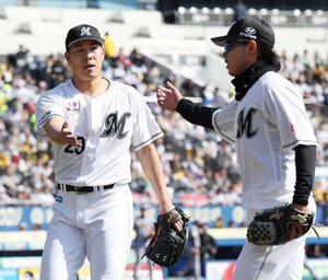 ロッテ対阪神　5回表を3者凡退に抑え、好守備を見せたロッテ小川(右)とタッチする西野(撮影･宮地輝)