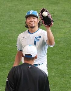 日本ハム対DeNA　キャッチボールを終え笑顔の伊藤(撮影･黒川智章)