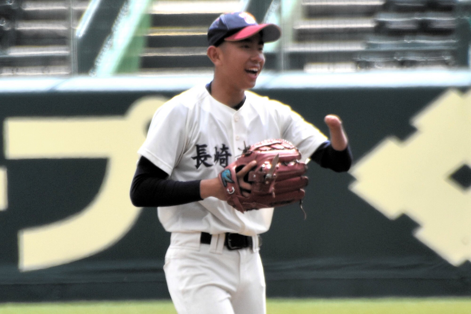 キャッチボールをする長崎西の平木悠喜選手=2026年3月15日午後0時59分、阪神甲子園球場、波多野大介撮影