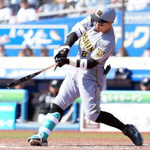 ロッテ対阪神　3回表阪神2死一塁、バットをへし折られ二ゴロに倒れる佐藤(撮影･たえ見朱実)