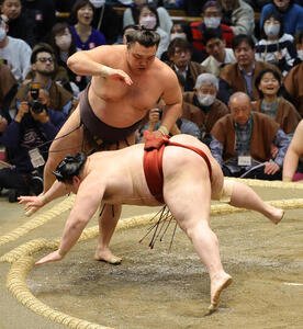 隆の勝を引き落としで破る霧島(撮影･上田博志
