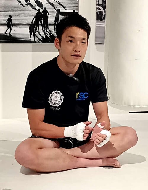 記者からの質問に答える大崎孔稀