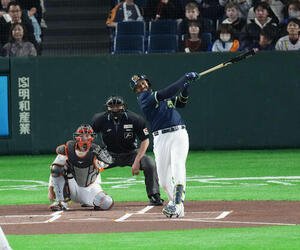 巨人対ヤクルト　1回表ヤクルト1死、先制本塁打を放つサンタナ。投手は戸郷(撮影･増田悦実)