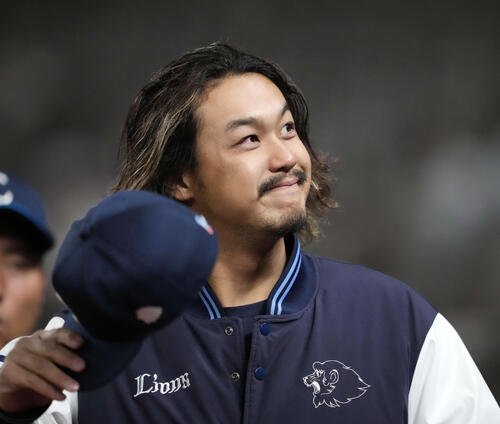 西武対楽天　引き分けで試合を終えスタンドに手を振る西武高橋(撮影･小島史椰)