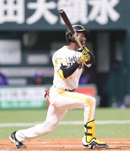 ソフトバンク対中日　8回裏ソフトバンク2死二塁、イヒネは右越えに2点本塁打を放つ(撮影･梅根麻紀)