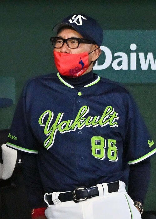 巨人対ヤクルト　戦況を見守るヤクルト池山監督(撮影･滝沢徹郎)