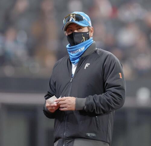 日本ハム対DeNA　選手交代を告げる新庄監督(撮影･黒川智章)