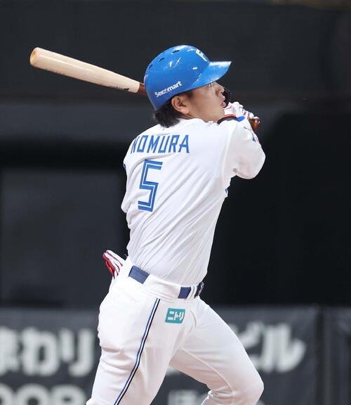 日本ハム対DeNA 2回裏日本ハム2死一塁、左越え2点本塁打を放つ野村(撮影･黒川智章)