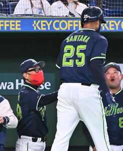 巨人対ヤクルト　1回表ヤクルト1死、、先制ソロ本塁打を放ったサンタナ(中央)を迎える池山監督(左)(撮影･滝沢徹郎)