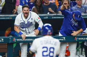 二回裏イタリア1死満塁、ドラツィオが押し出し四球を選んで先制し、喜ぶパスカンティーノ(左)ら＝金居達朗撮影