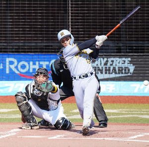 ロッテ対阪神　3回表阪神無死、相手失策で出塁する坂本(撮影･江口和貴)