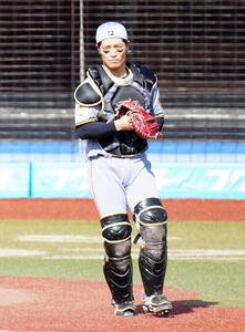 ロッテ対阪神　5回裏ロッテ無死二塁、松川の打ち上げた送りバントの球を捕球した捕手坂本(撮影･江口和貴)