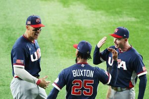 日本時間16日の準決勝でドミニカ共和国を破り、喜び合う米国のジャッジ(左)ら=金居達朗撮影