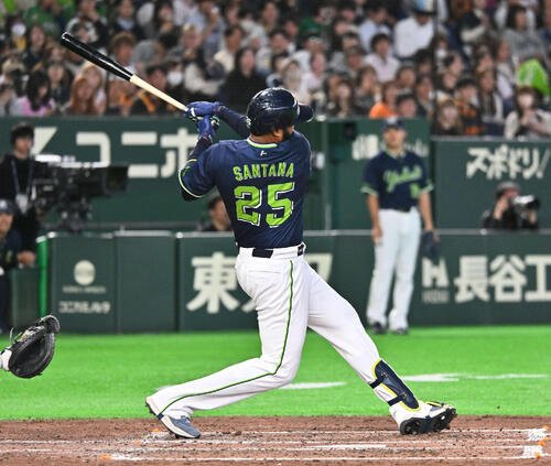 巨人対ヤクルト　5回表巨人2死、サンタナは左翼に二塁打を放つ(撮影･滝沢徹郎)