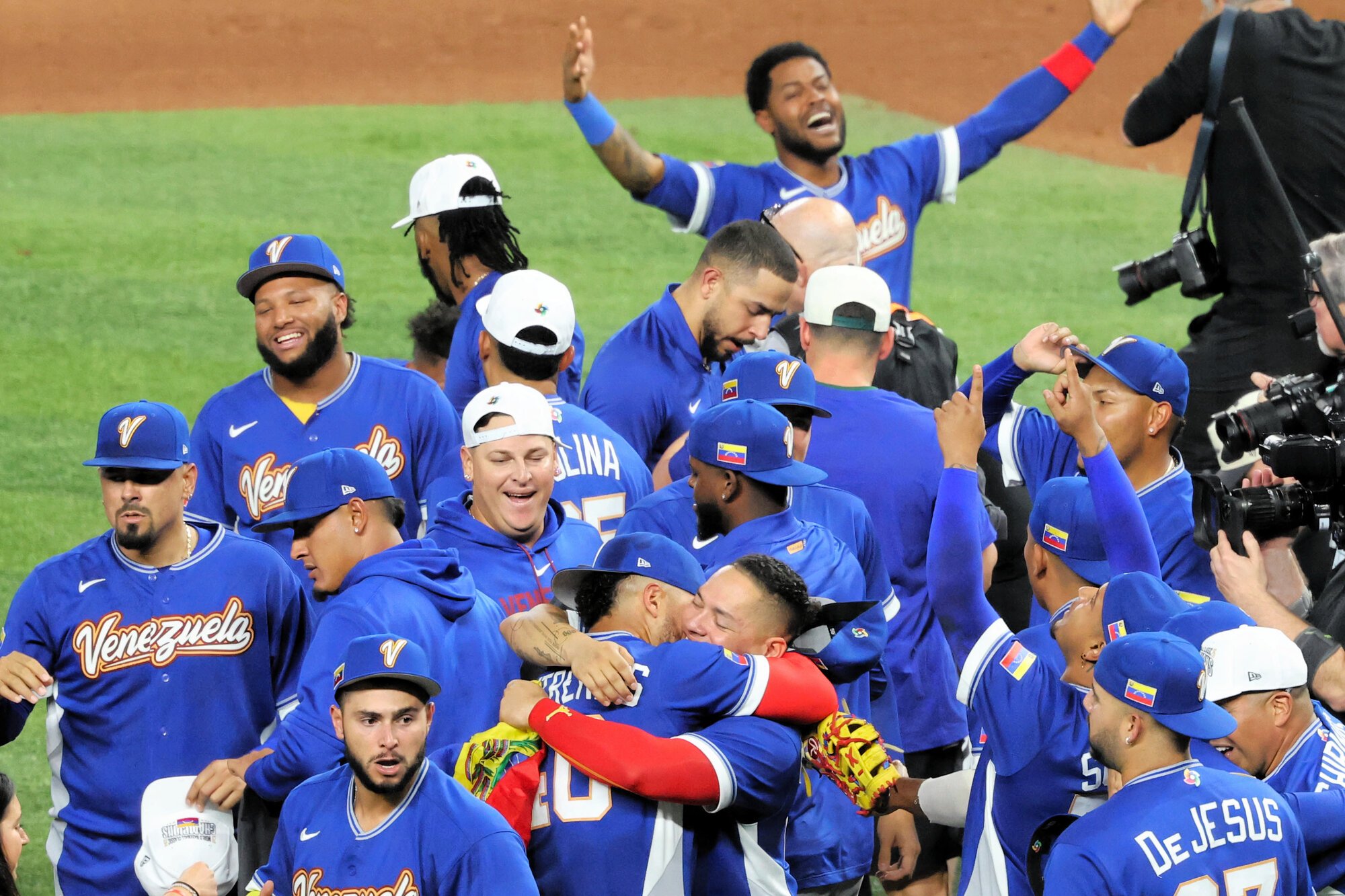優勝し、喜ぶベネズエラの選手たち=金居達朗撮影