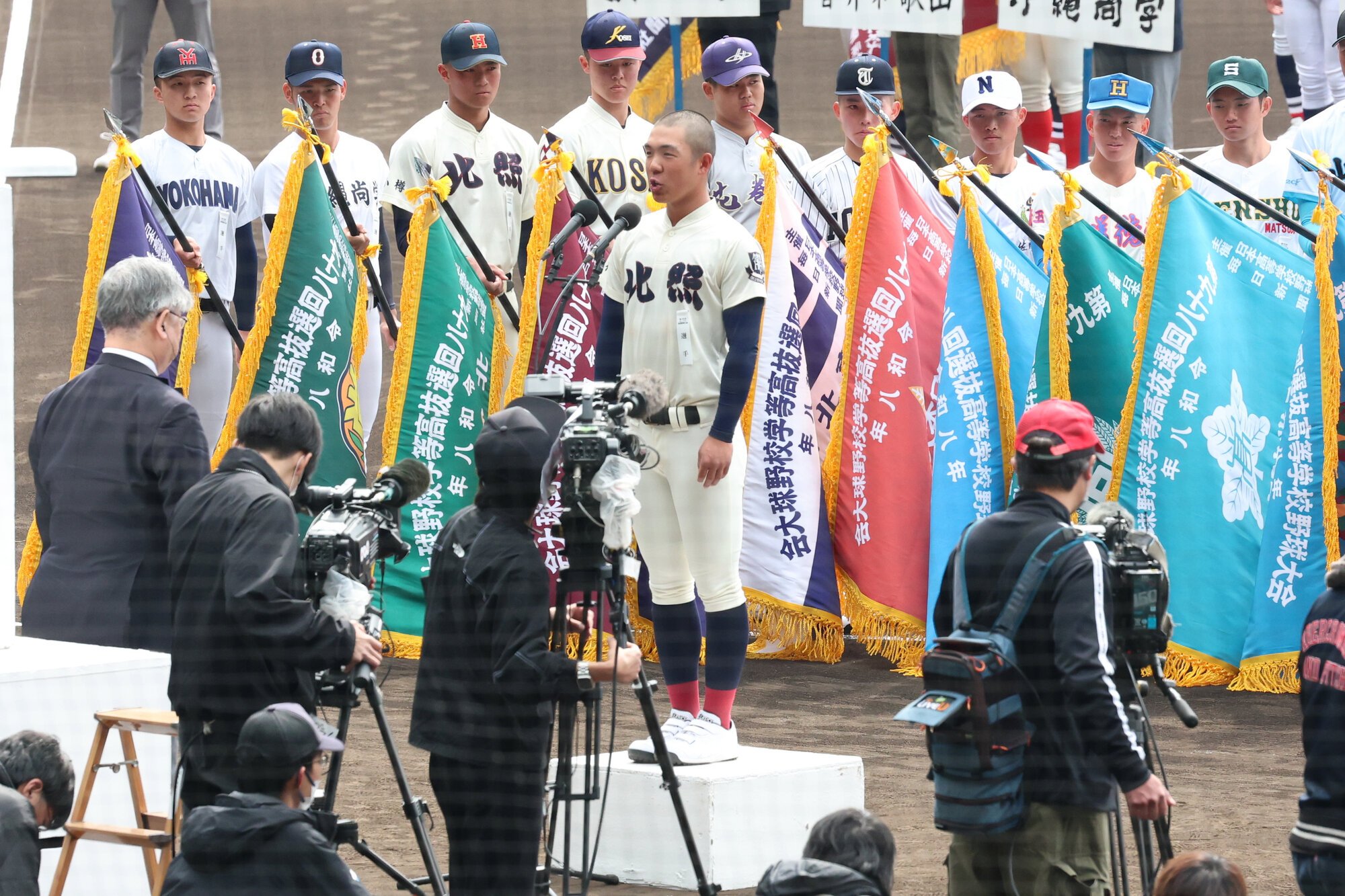 開会式のリハーサルで選手宣誓の練習をする北照の手代森煌斗(てしろもりきらと)主将=内海日和撮影