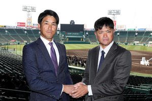 握手を交わす帝京･金田監督(左)と沖縄尚学･比嘉監督(撮影･前田充)