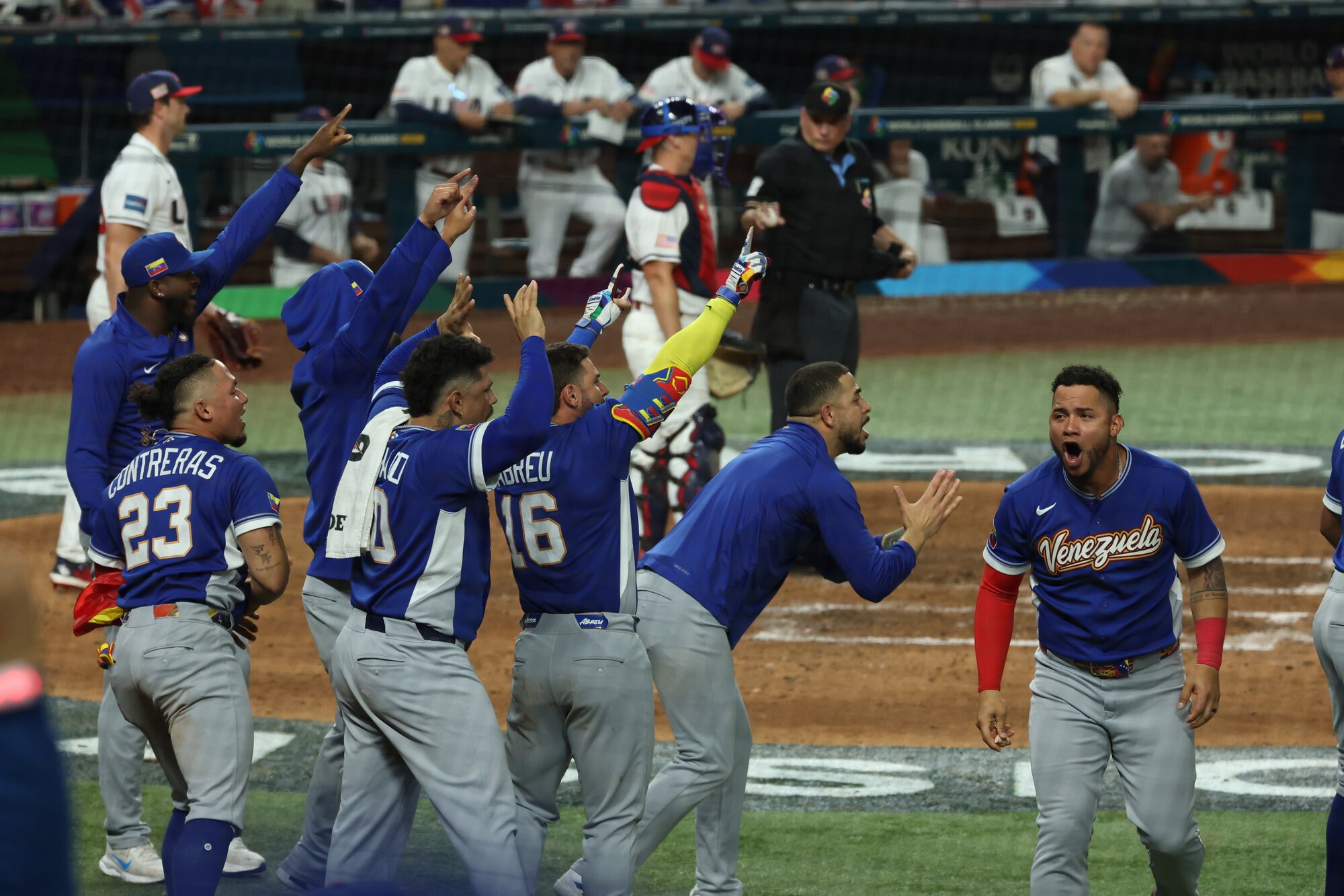 九回表、スアレスの勝ち越し適時二塁打で、喜ぶベネズエラの選手たち=金居達朗撮影