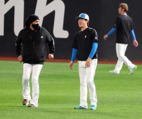 日本ハム対DeNA　チームに合流し新庄監督(左)と話す北山(撮影･黒川智章)