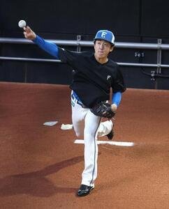 日本ハム対DeNA　ブルペンで投球する北山(撮影･黒川智章)