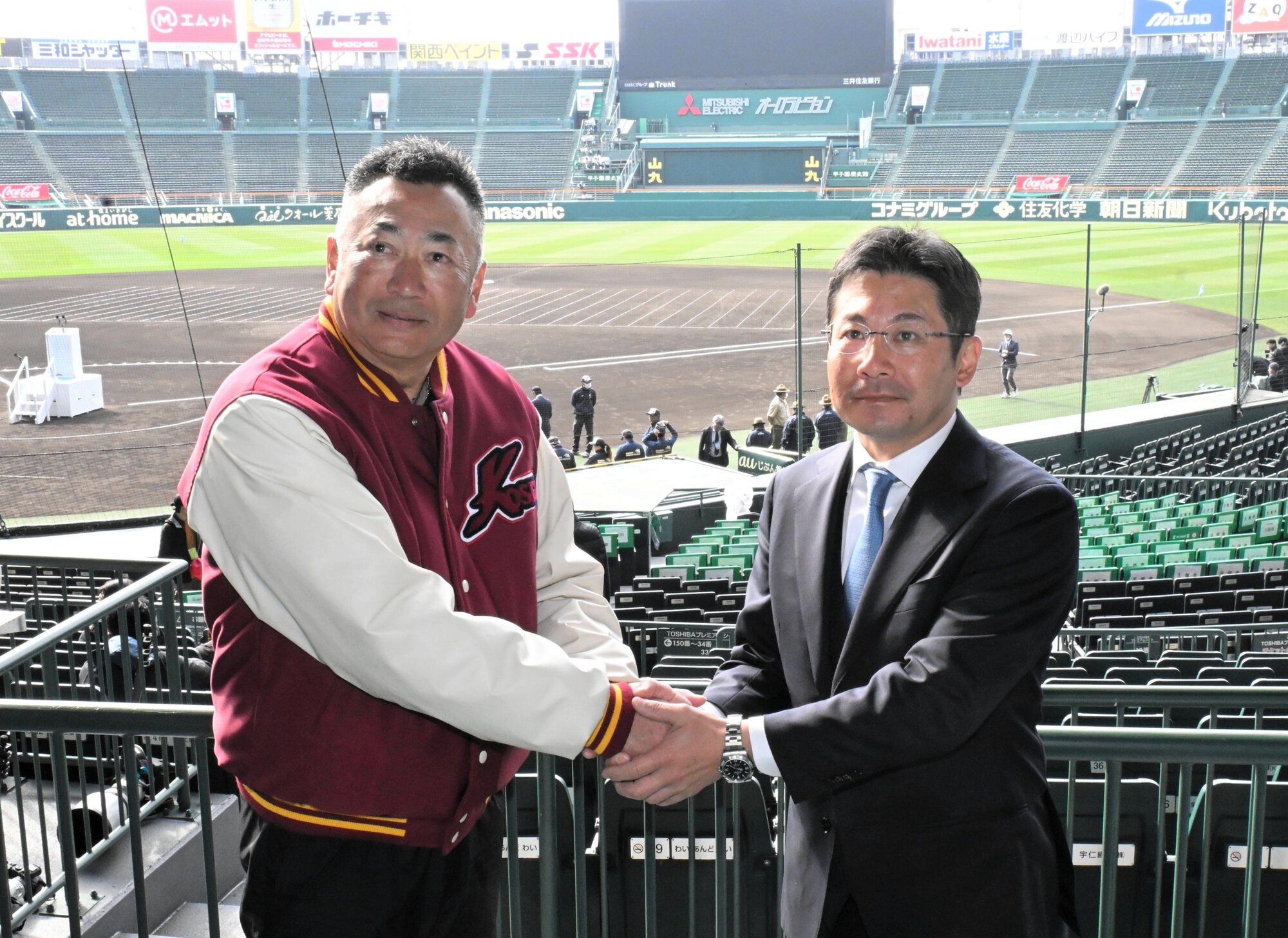 八戸学院光星の仲井宗基監督(左)と崇徳の藤本誠監督=2026年3月18日午前9時23分、阪神甲子園球場、相川智撮影