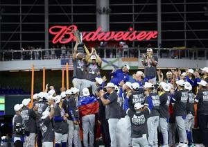 優勝トロフィーを掲げながら歓喜するベネズエラ代表(撮影･河田真司)