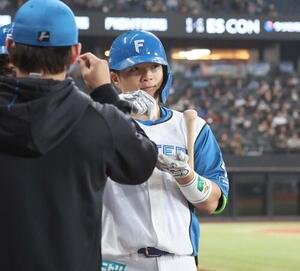 日本ハム対DeNA 4回裏日本ハム1死一塁、右越え2点本塁打を放った郡司はナインに出迎えられ｢お茶たてポーズ｣(撮影･黒川智章)