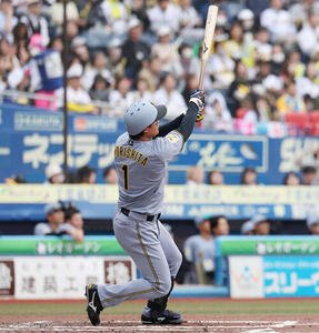 ロッテ対阪神　3回表阪神2死二塁、2点本塁打を放つ森下(撮影･宮地輝)