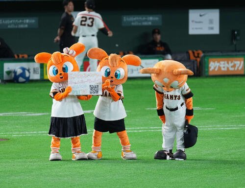 ファンミーティングを行うジャビットファミリーが告知をする(撮影･増田悦実)