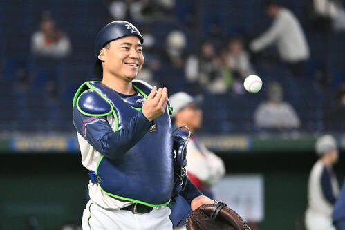 巨人対ヤクルト　チームに合流し試合前練習をするヤクルト中村悠(撮影･滝沢徹郎)