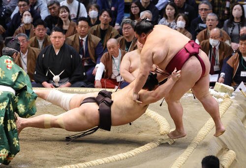 御嶽海(右)を押し出しで破る朝乃山(撮影･上田博志)