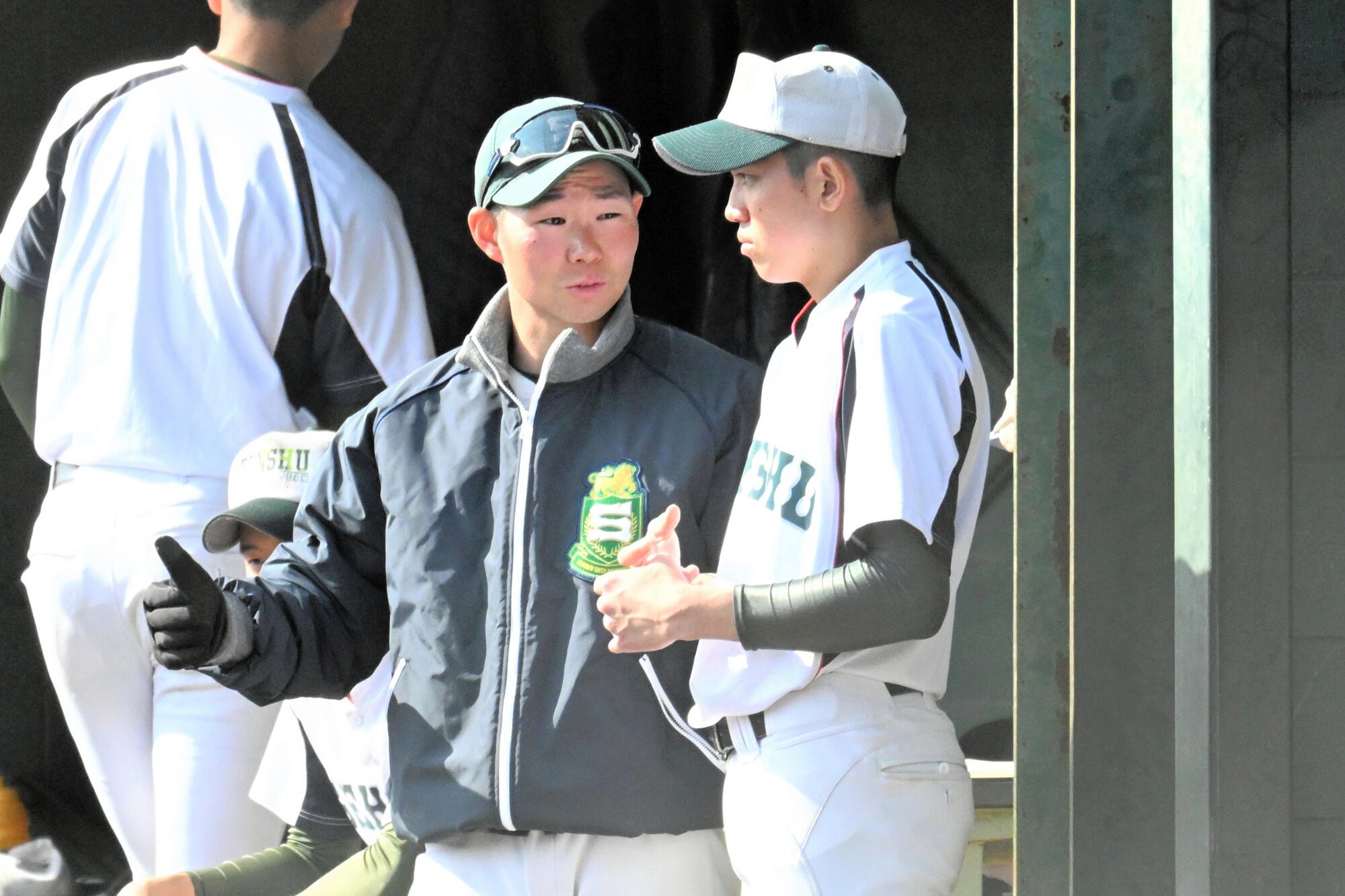 選手に指導する昆野海翔コーチ(左)=2026年3月9日午後2時30分、千葉県松戸市、武田百花撮影