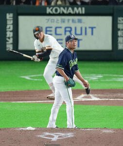 巨人対ヤクルト　6回裏巨人無死一、二塁、皆川に左適時二塁打を浴びる田口(撮影･増田悦実)