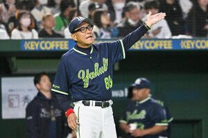 巨人対ヤクルト　交代を伝えるヤクルト池山監督(撮影･滝沢徹郎)