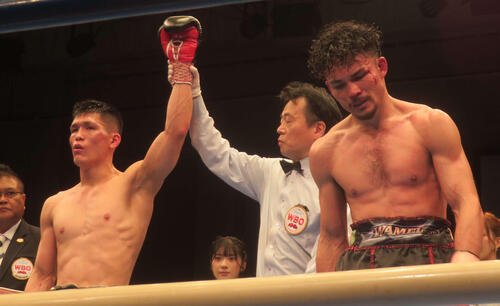 挑戦者アオキ･クリスチャーノ(右端)を判定で下したWBOアジア･パシフィック･ライト級王者宇津木秀(左端)