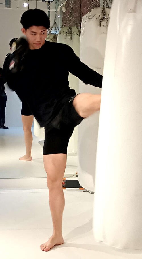 サンドバッグにキックをたたき込む安本晴翔