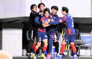 千葉戦の後半35分、決勝点を決めて喜ぶFC東京の佐藤龍之介(左から3人目)