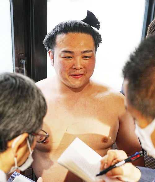 十両復帰を確実にした炎鵬は報道陣の取材に笑顔を見せる(撮影･小沢裕)