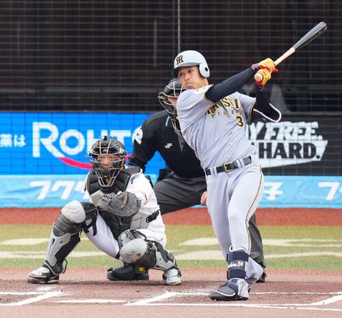 ロッテ対阪神　6回表阪神無死、二塁打を放つ岡城(撮影･江口和貴)