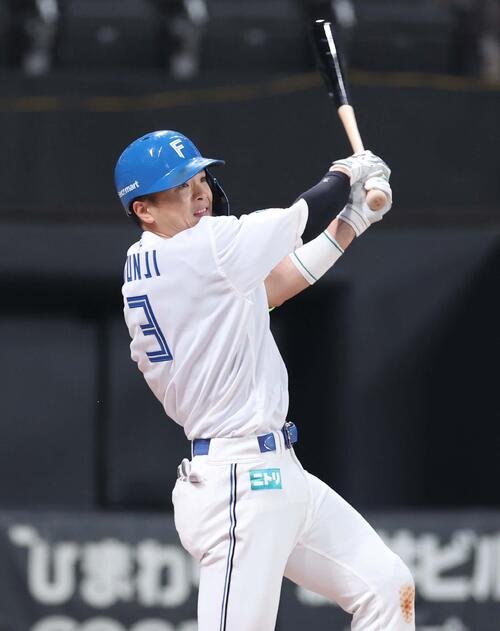 日本ハム対DeNA 4回裏日本ハム1死一塁、右越え2点本塁打を放つ郡司(撮影･黒川智章)