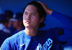 ドジャース対ジャイアンツ　ベンチで髪をかき上げるドジャース先発の大谷(撮影･垰建太)