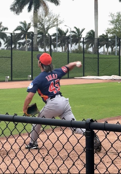 米フロリダのウエストパームビーチでのアストロズのスプリングトレーニングで投球練習する今井