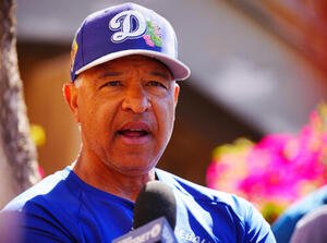 ドジャース対ジャイアンツ　囲み取材に応じるドジャースのロバーツ監督(撮影･垰建太)