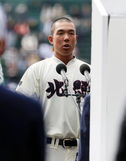 選手宣誓する北照の手代森主将(撮影･加藤哉)