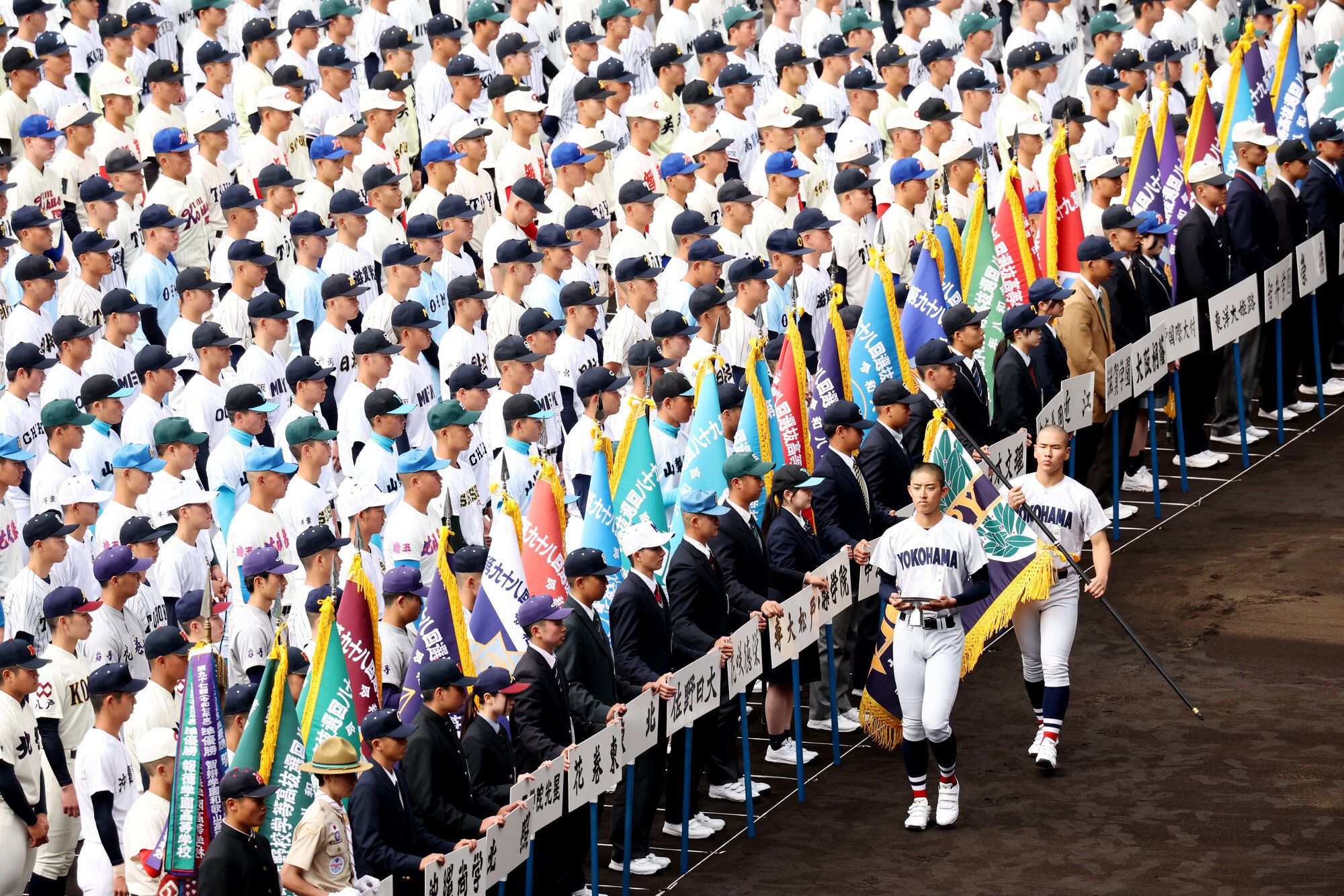 開会式で優勝旗を返還した横浜の小野主将と優勝杯を返還した織田=伊藤進之介撮影